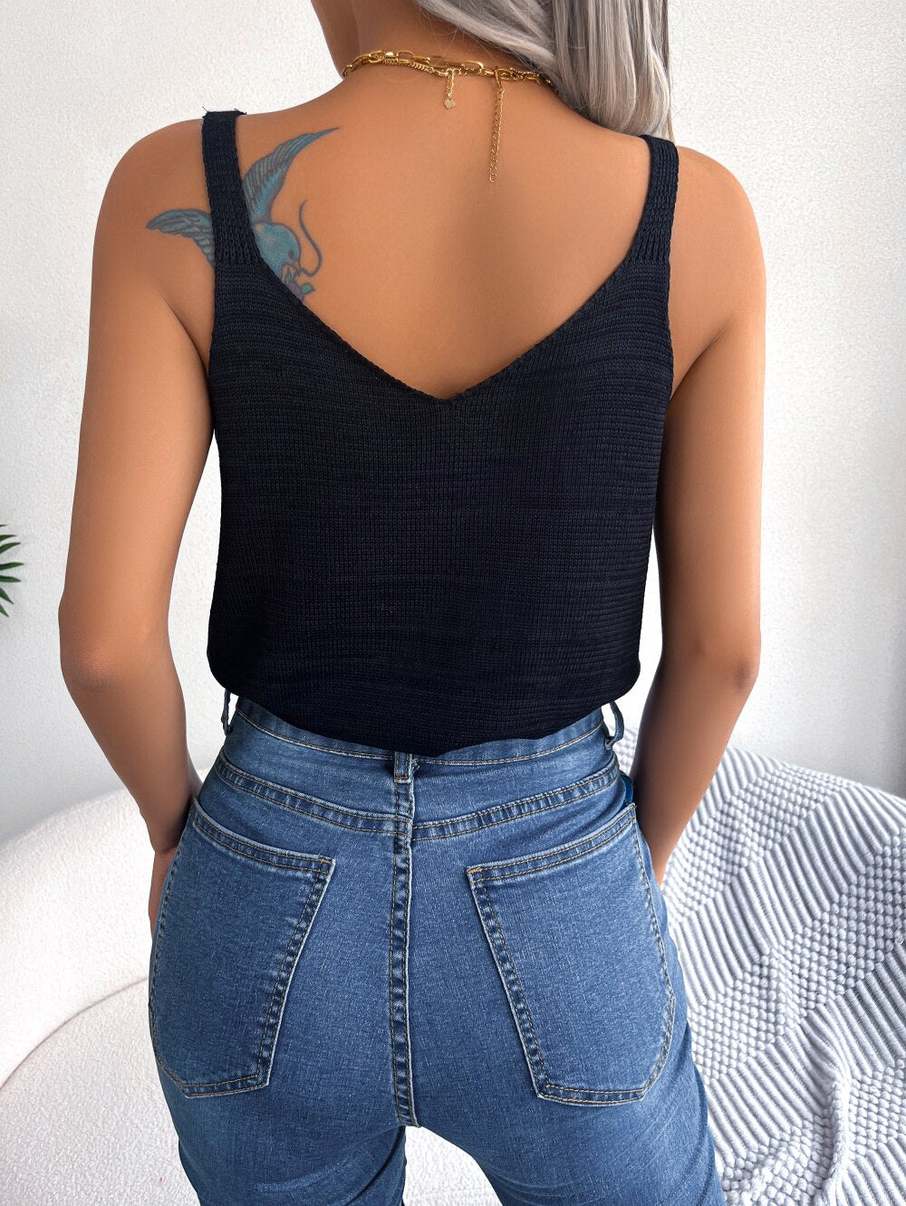 Camiseta Regata Casual em Linha, Vazada e Detalhes em Argolas. Despojada e Elegante.