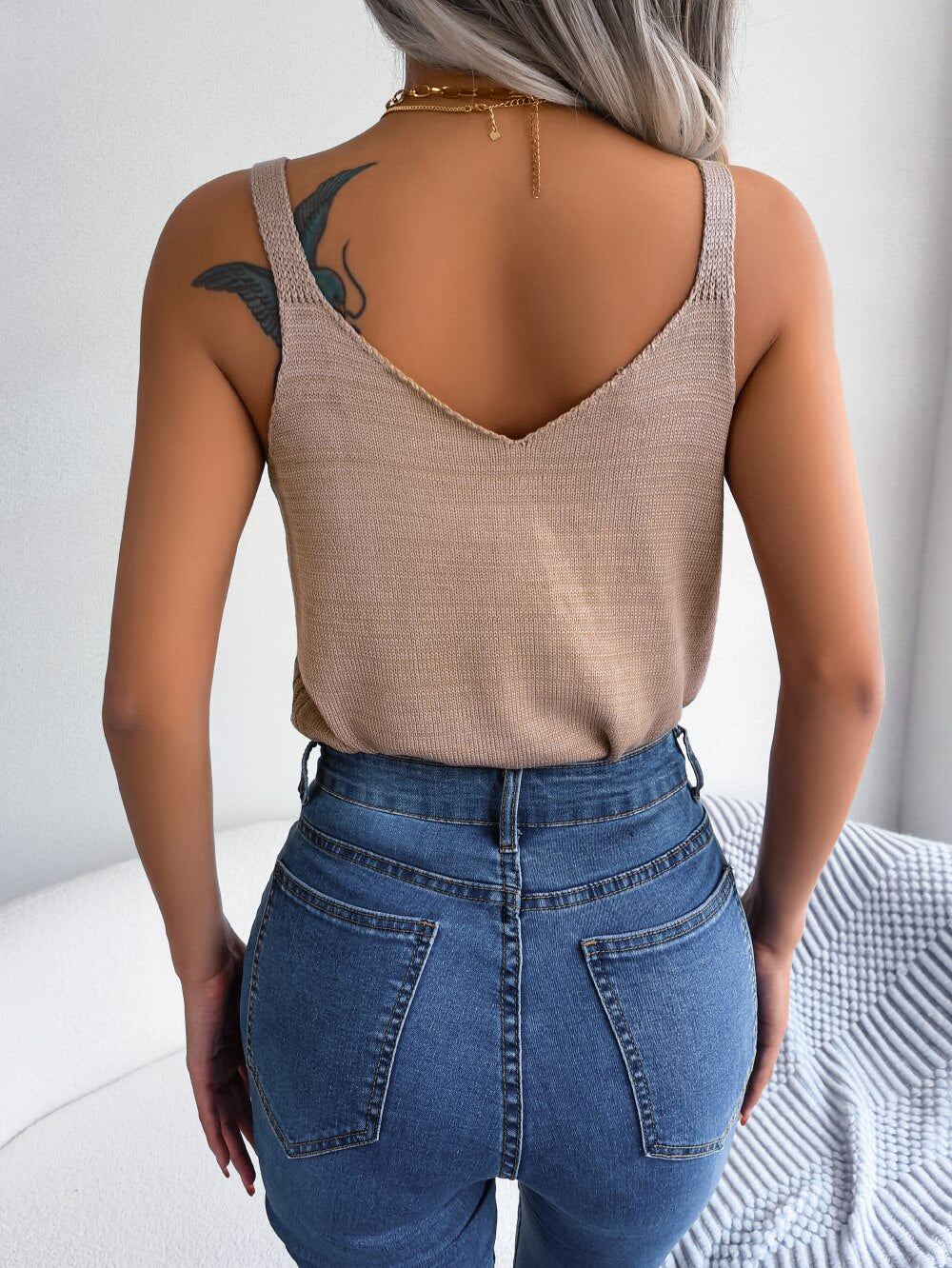 Camiseta Regata Casual em Linha, Vazada e Detalhes em Argolas. Despojada e Elegante.