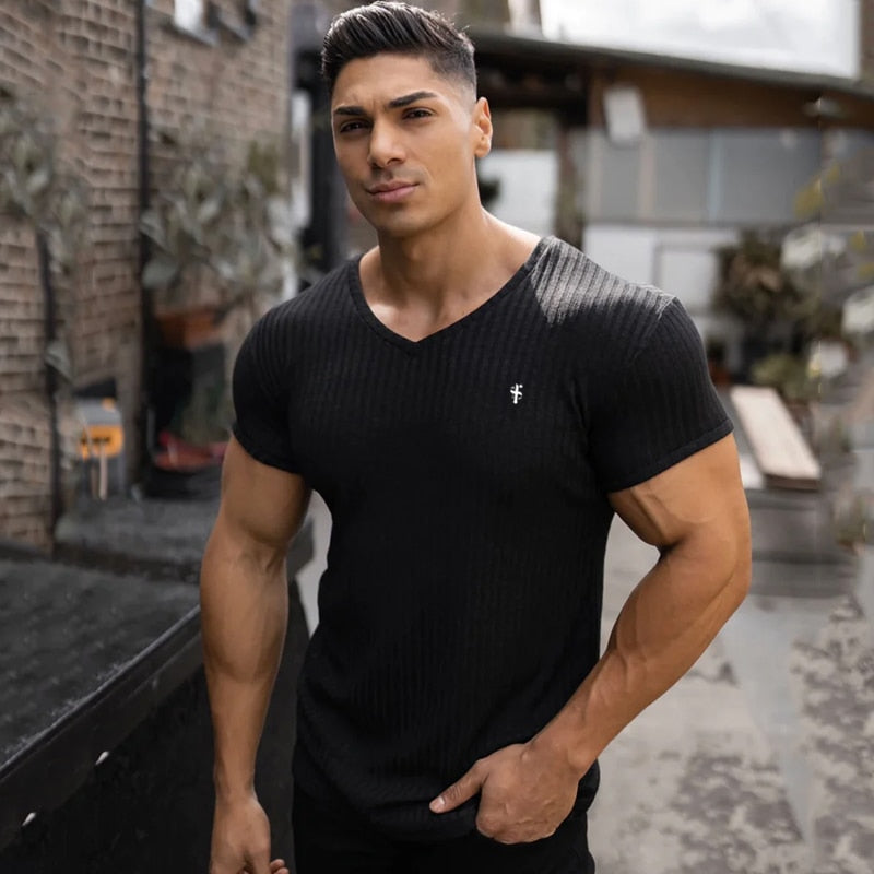 Camiseta Masculina com Decote em V e Tecido Canelado. Super Confortável. Atente para a Tabela de adequação ao seu Físico.