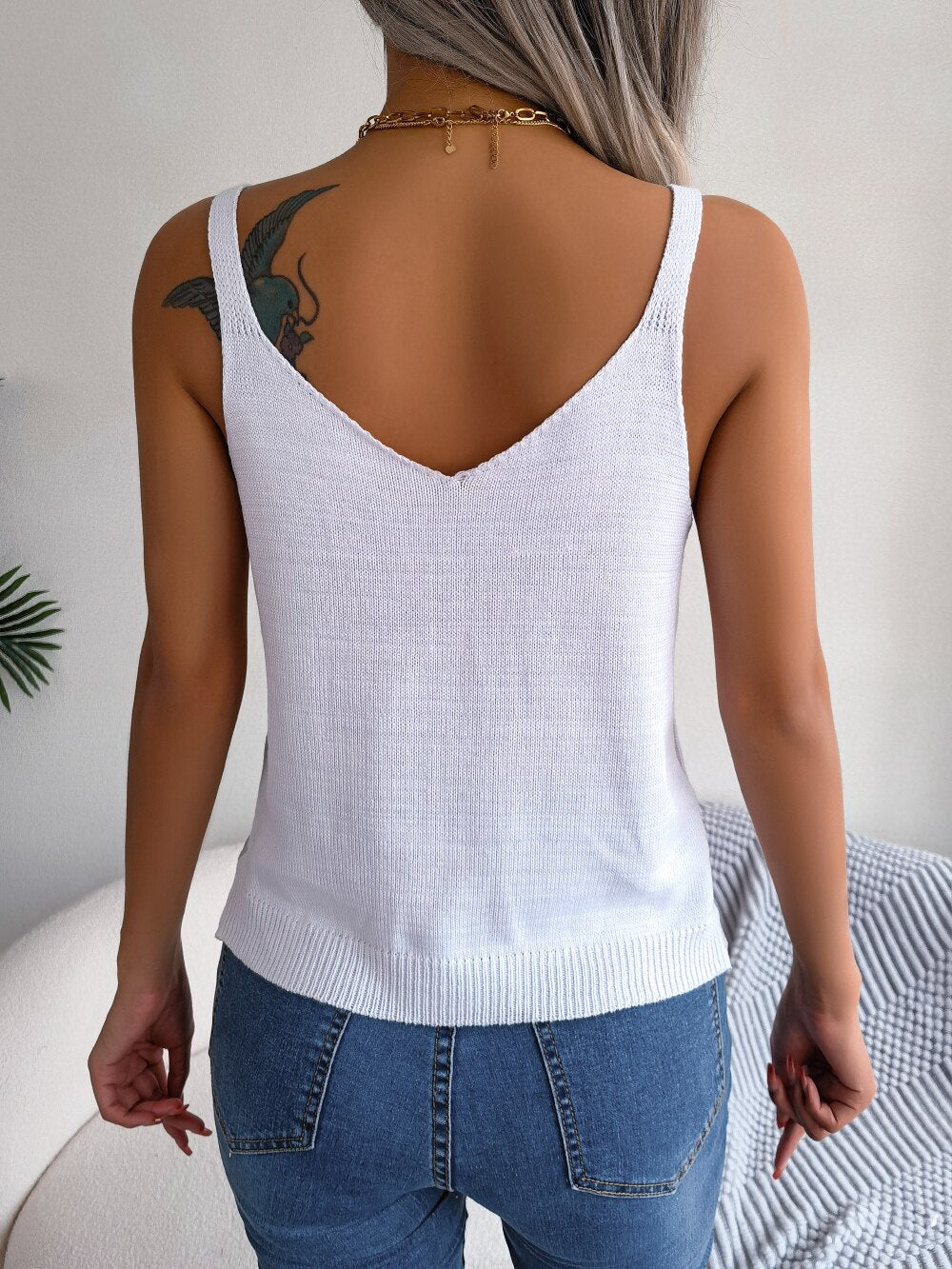 Camiseta Regata Casual em Linha, Vazada e Detalhes em Argolas. Despojada e Elegante.